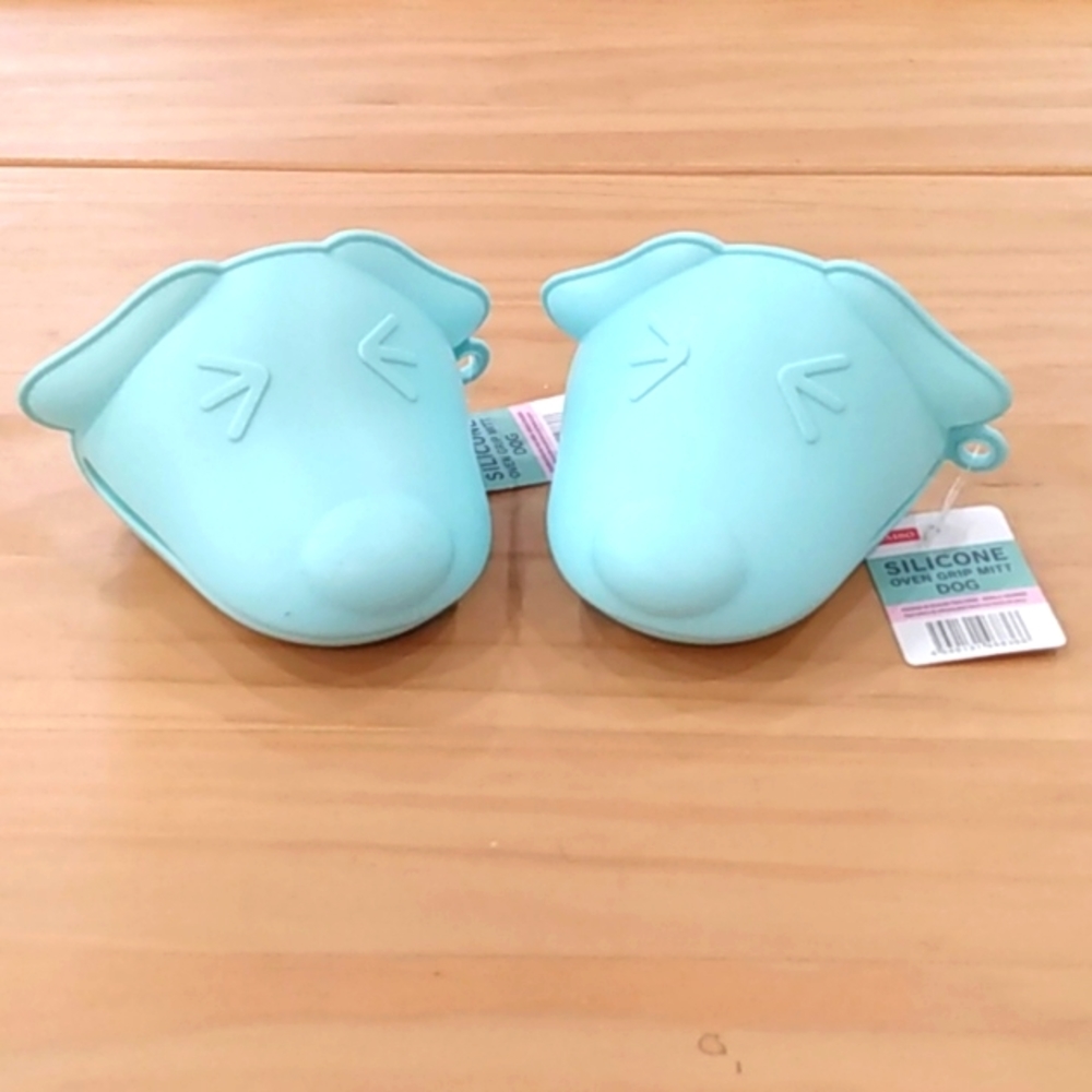 Pair of New Silicone Oven Mitt Grip Dog